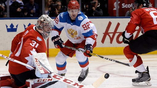 Евгений Кузнецов (в центре)