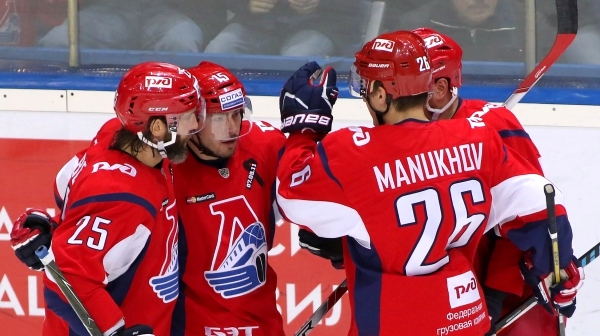 «Локомотив» обыграл «Автомобилист» в Екатеринбурге