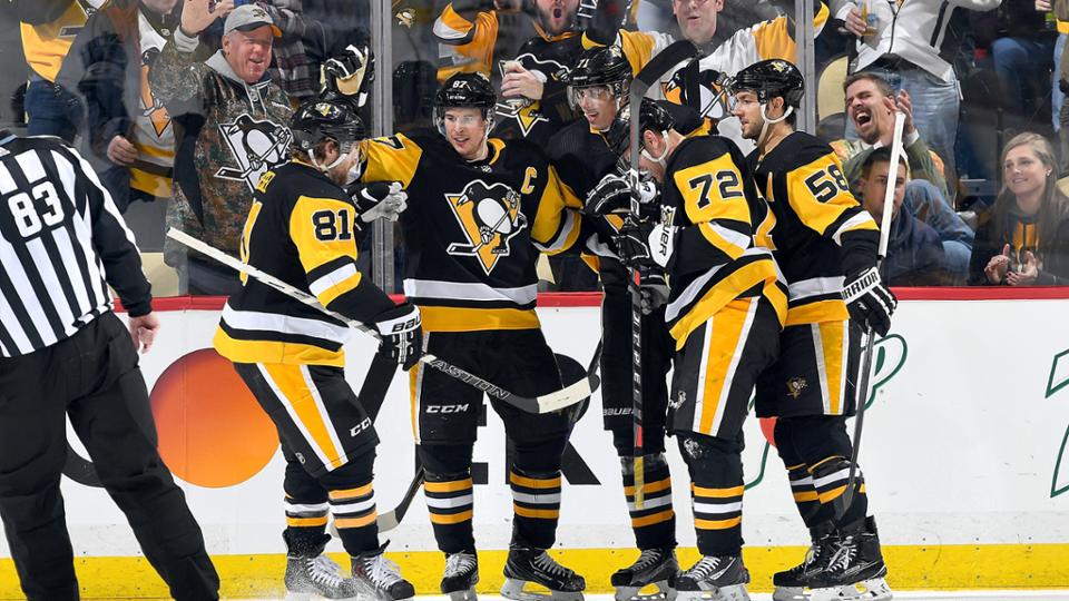 Евгений Малкин (в центре)