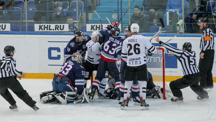 Стычка в матче «Нефтехимик» — «Трактор»