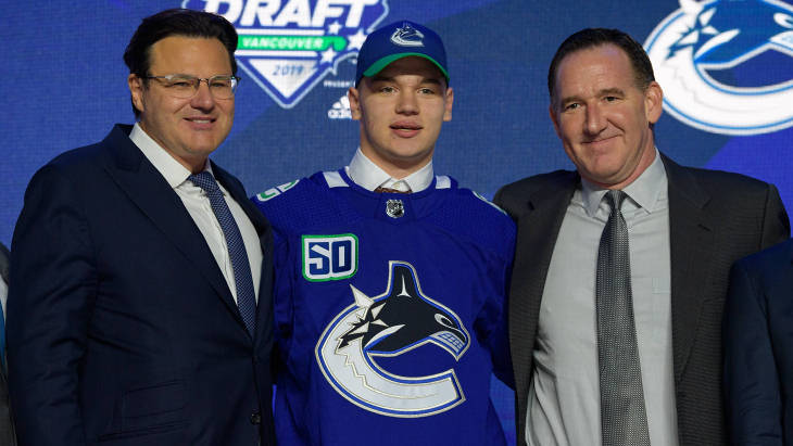 Василий Подколзин (в центре)