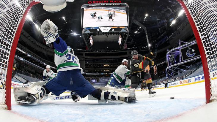 Голкипер «Ванкувера» Тэтчер Демко отразил 43 броска в дебютном матче плей-офф НХЛ