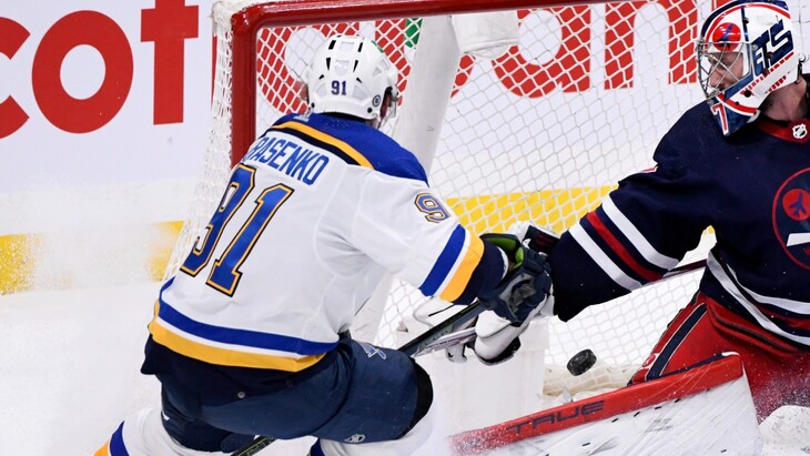 Владимир Тарасенко забрасывает шайбу