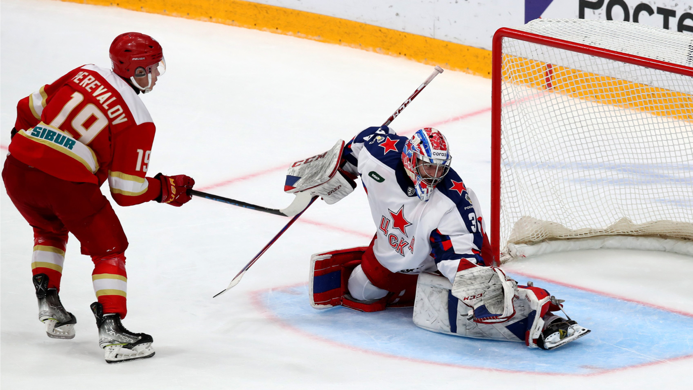 Шайба Александра Перевалова в ворота ЦСКА