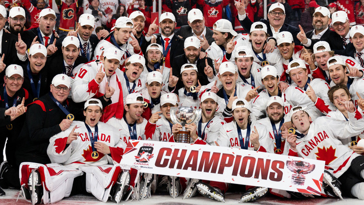 Сборная Канады празднует золото на МЧМ-2023
