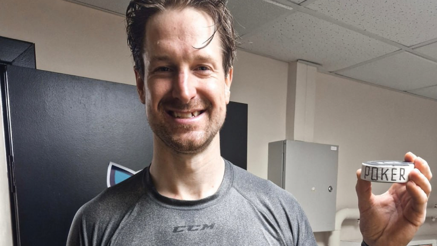 Алекс Грант с исторической шайбой