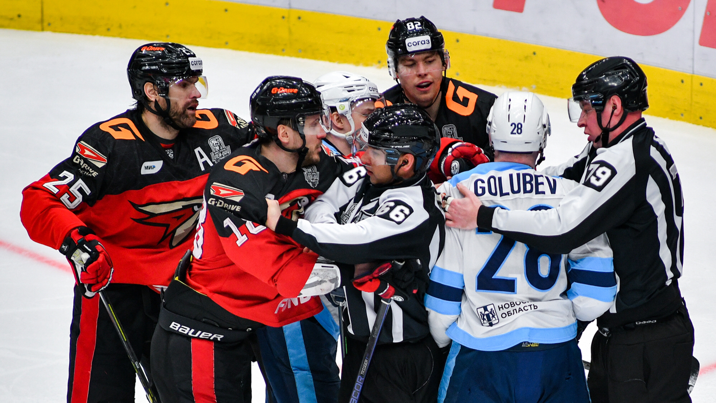 Стычка между игроками «Авангарда» и «Сибири»