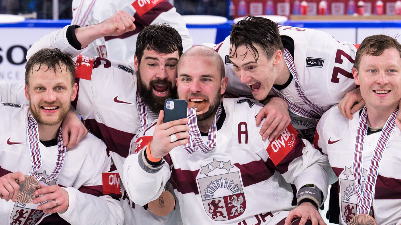 Сборная Латвии празднует завоевание бронзы