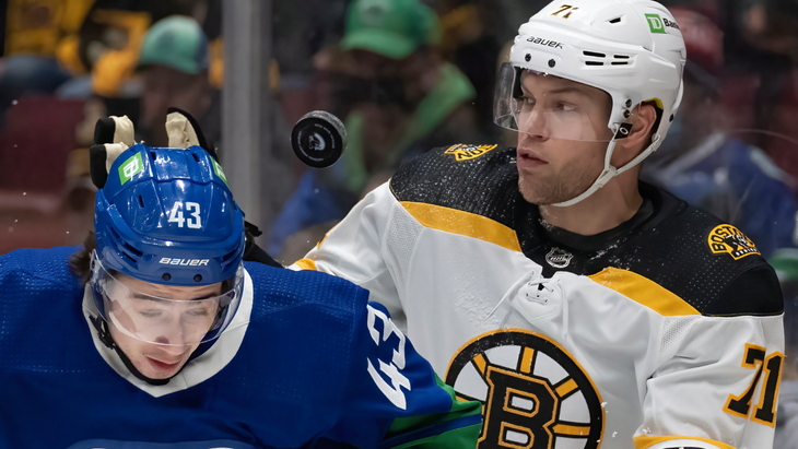 Тейлор Холл (справа)