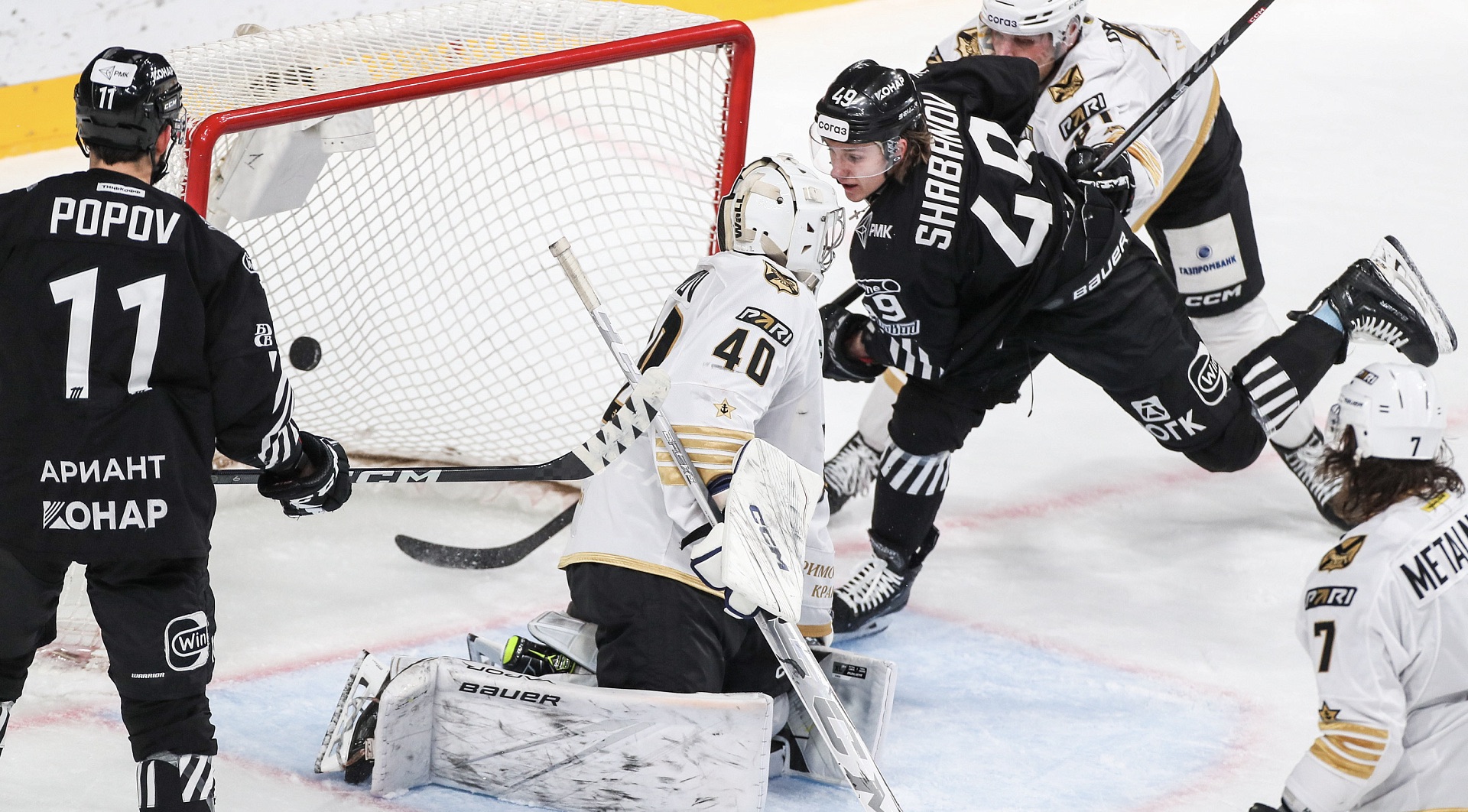 «Трактор» в матче с «Адмиралом» 