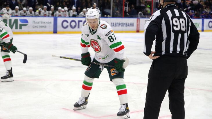 Нападающий хозяев Вадим Шипачев