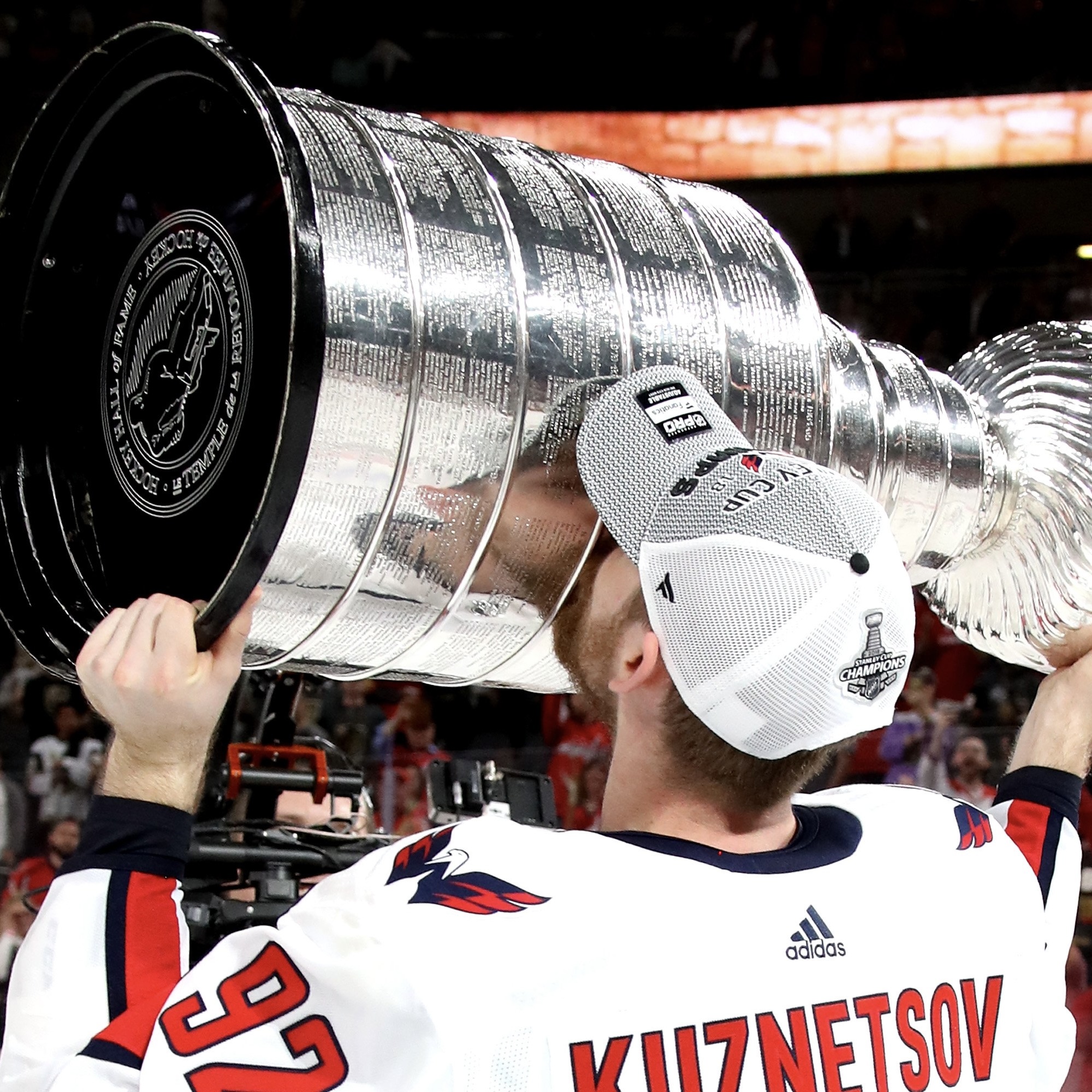 Евгений Кузнецов с Кубком Стэнли