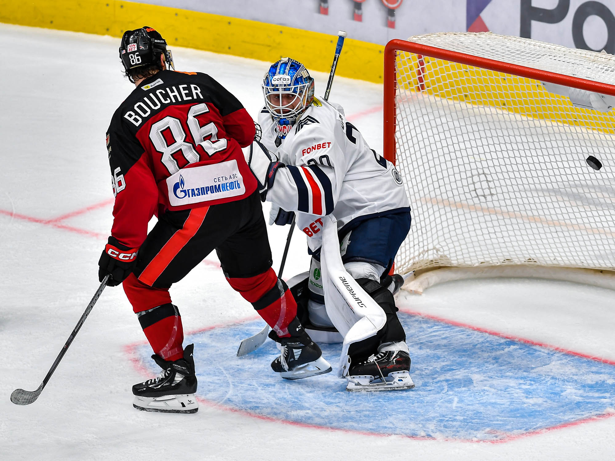 «Авангард» трижды обыграл «Магнмтку»