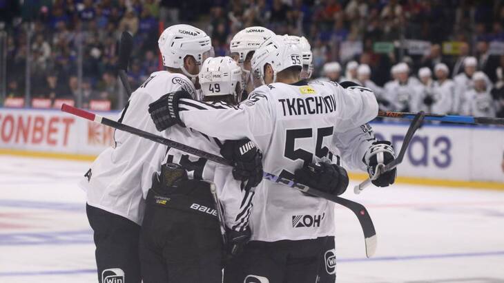 Владимир Ткачев в объятиях партнеров