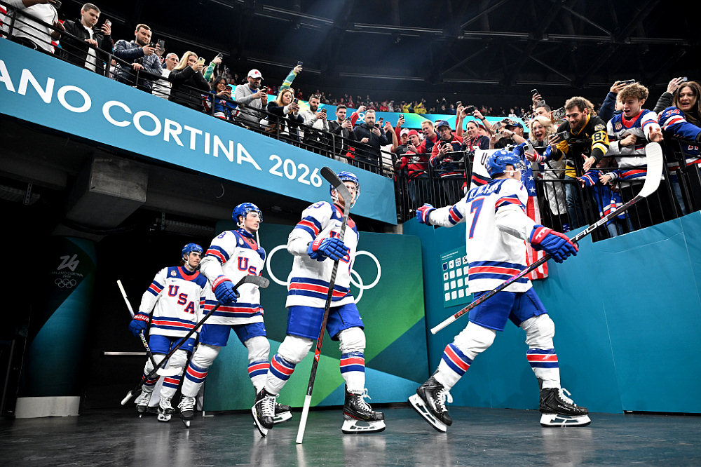 Сборная США выходит на лёд