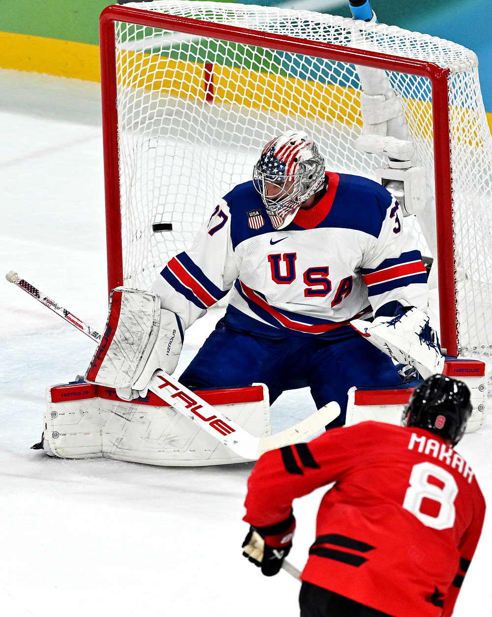 Кейл Макар сравнивает счет за минуту до конца второго периода