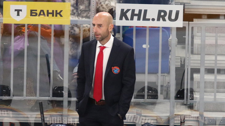 Митч Лав — главный тренер «Шанхайских Драконов»