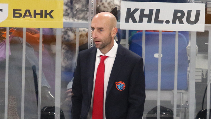 Митч Лав — главный тренер «Шанхайских Драконов»