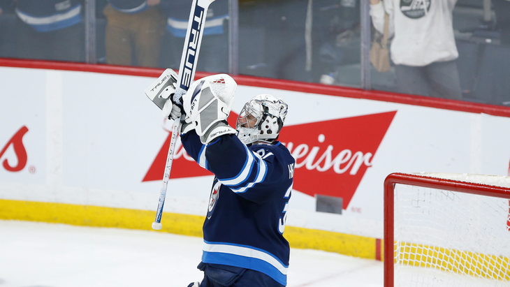 Коннор Хеллебайк — голкипер «Виннипега»