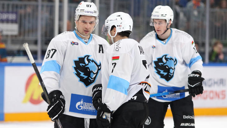 Сэм Энас (№7) принимает поздравления