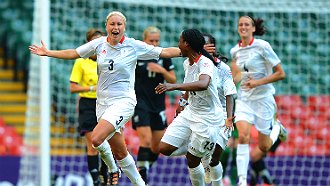 Стефани Хафтон празднует гол в ворота Новой Зеландии