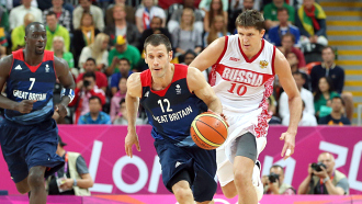 Виктор Хряпа (в белой форме)