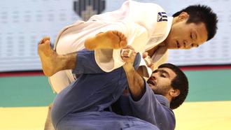 Мансур Исаев (в синем)