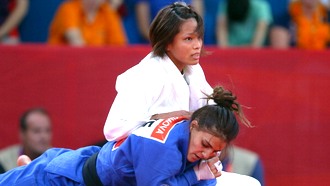 Каори Мацумото (в белом)