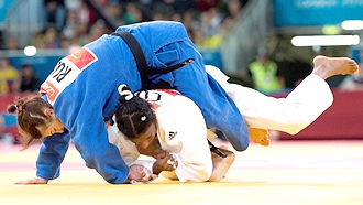 Ирина Заблудина (в синей форме)