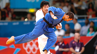 Кирилл Денисов (в синем)