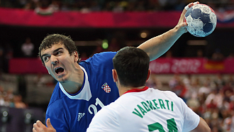 Бросает Денис Бунтич