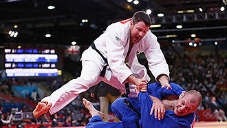 Александр Михайлин (в белом)