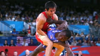 Мингиян Семенов (в красном)