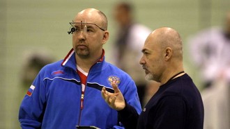 Игорь Золотарев (справа) что-то объясняет Владимиру Исакову