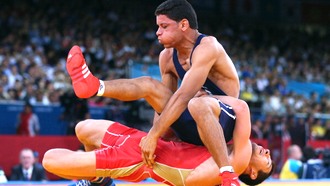 Заур Курамагомедов (в красном)