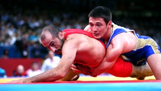 Заур Курамагомедов (в синем)