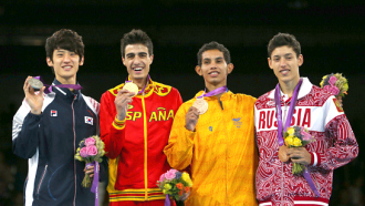 Алексей Денисенко (крайний справа)