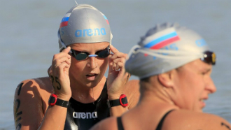 Анна Гусева (на заднем плане)