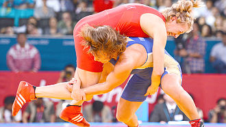 Любовь Волосова (в синем)