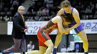 Валерия Жолобова (в синем)