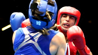 Миша Алоян (в красном)