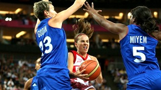 Бекки Хэммон прорывается к кольцу