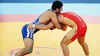 Денис Царгуш (в красном)