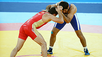 Денис Царгуш (в красном)