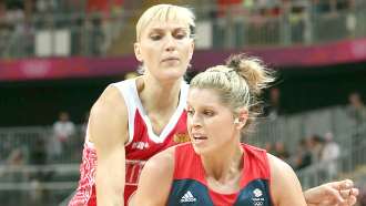 Наталья Водопьянова (в красном)