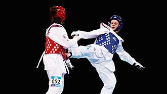 Анастасия Барышникова (в синем)