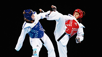 Анастасия Барышникова (в синем)