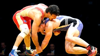 Анзор Уришев (в красном)