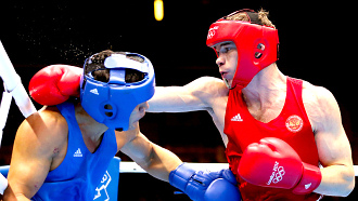 Егор Мехонцев (в красном) победил Адилбека Ниязымбетова