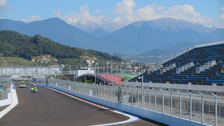 Горы совсем рядом с трассой